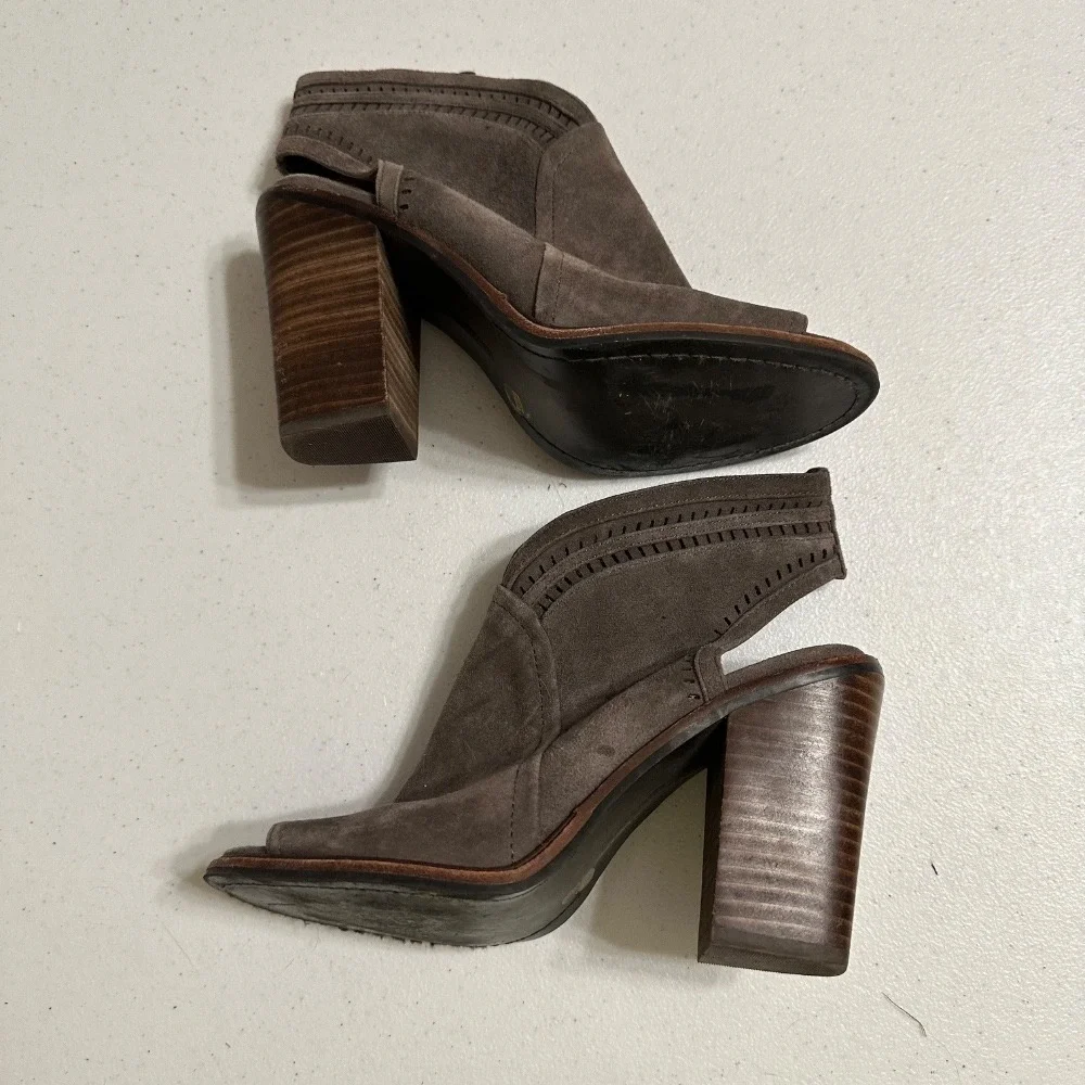 Vince Camuto Koral Perforated Peep Toe Ankle Booties‎ Suede Leather Heels 6.5 M